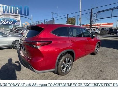 Used 2022 Toyota Highlander XLE image 5