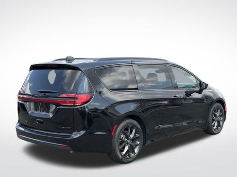 Certified 2025 Chrysler Pacifica Limited FWD image 7