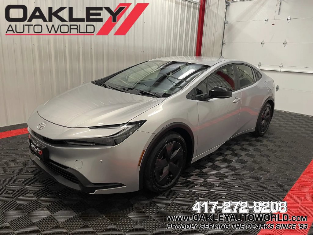 Used 2025 Toyota Prius LE FWD image 1