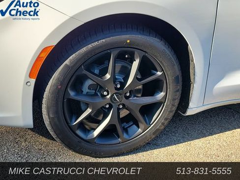 Used 2024 Chrysler Pacifica Limited w/ Uconnect Theater Family Group FWD image 9