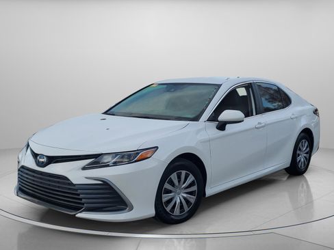 Used 2023 Toyota Camry LE image 2