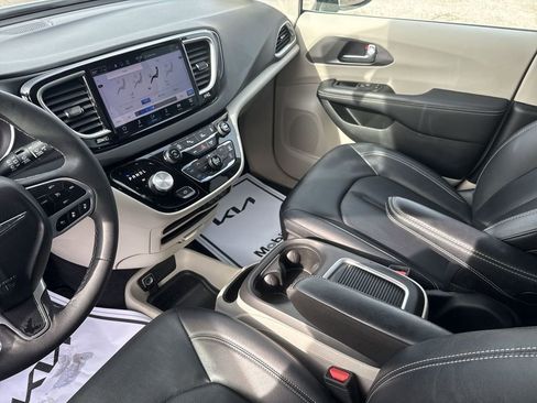 Used 2024 Chrysler Pacifica Touring-L image 22