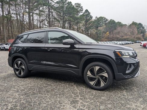 New 2024 Volkswagen Taos SE image 2