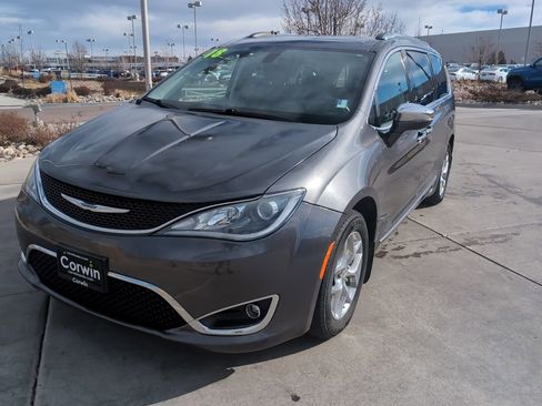 Used 2018 Chrysler Pacifica Limited image 3