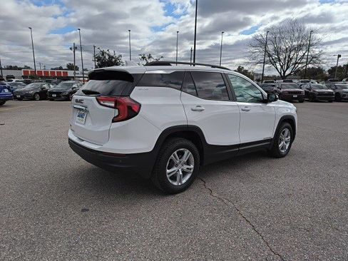 Used 2023 GMC Terrain SLE w/ Driver Convenience Package image 5