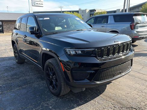 Used 2024 Jeep Grand Cherokee Altitude AWD/4WD image 4