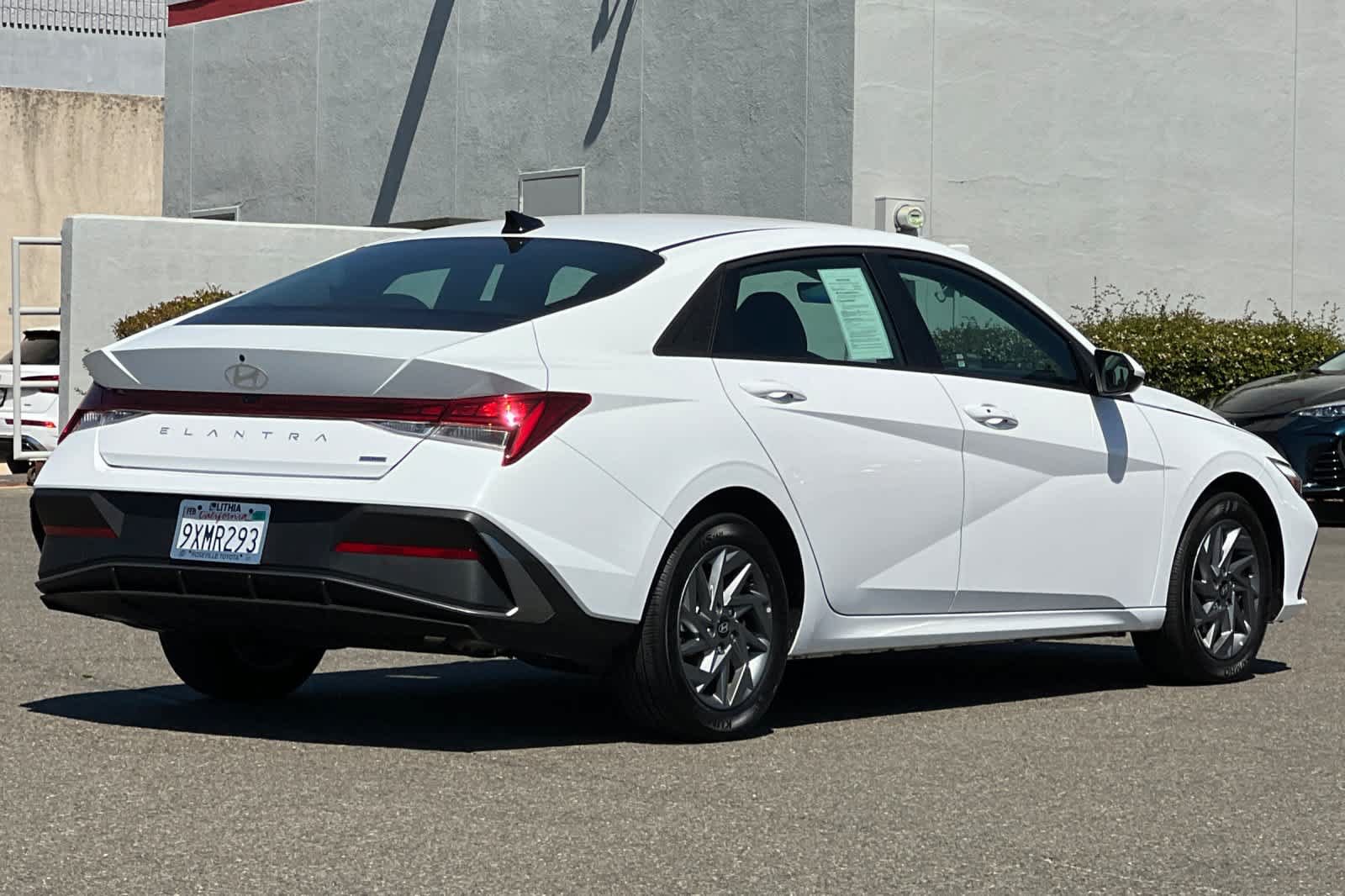 Used 2026 Hyundai Elantra Hybrid FWD image 2