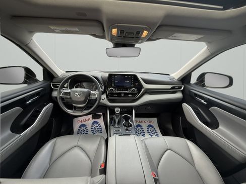 Used 2022 Toyota Highlander XLE image 2