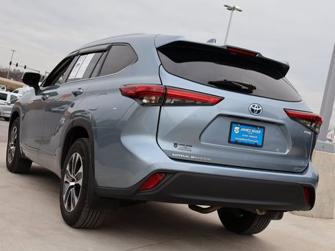 Used 2021 Toyota Highlander XLE image 3