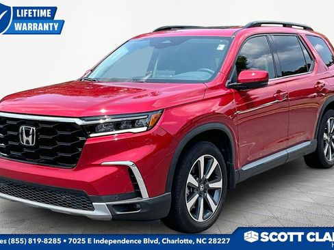 Used 2025 Honda Pilot Touring image 3