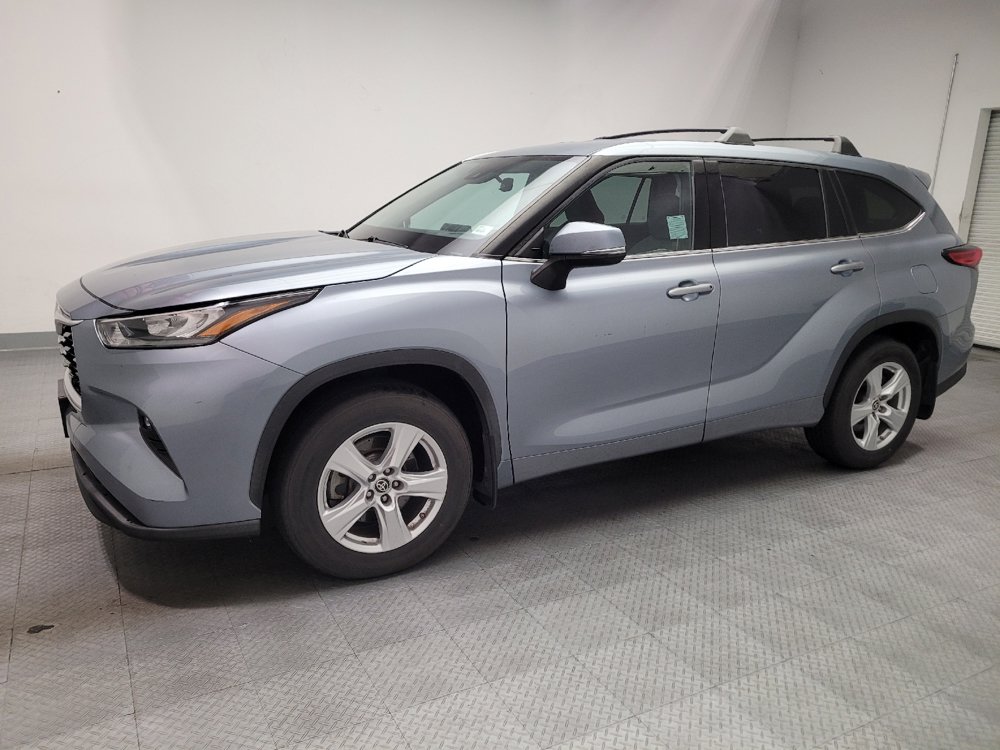 Used 2020 Toyota Highlander LE FWD image 2