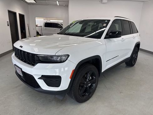 Used 2024 Jeep Grand Cherokee Altitude AWD/4WD image 6