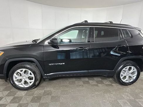 Used 2024 Jeep Compass Latitude w/ Sun and Sound Group AWD/4WD image 6