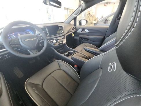 New 2025 Chrysler Pacifica Limited image 24