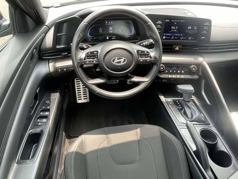 Certified 2025 Hyundai Elantra Sport FWD image 9