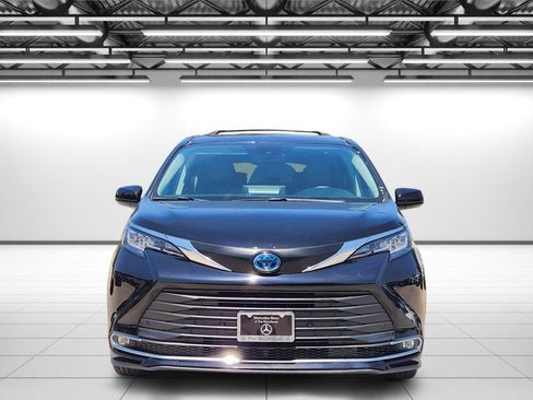 Used 2023 Toyota Sienna XLE FWD image 4
