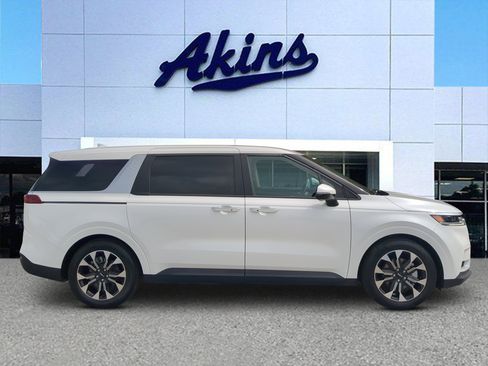 Used 2023 Kia Carnival EX FWD image 1