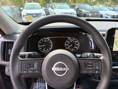 Used 2025 Nissan Pathfinder SL AWD/4WD image 20