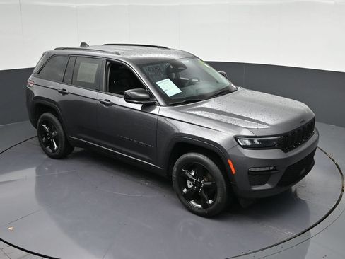 Used 2024 Jeep Grand Cherokee Limited w/ Black Appearance Package AWD/4WD image 27