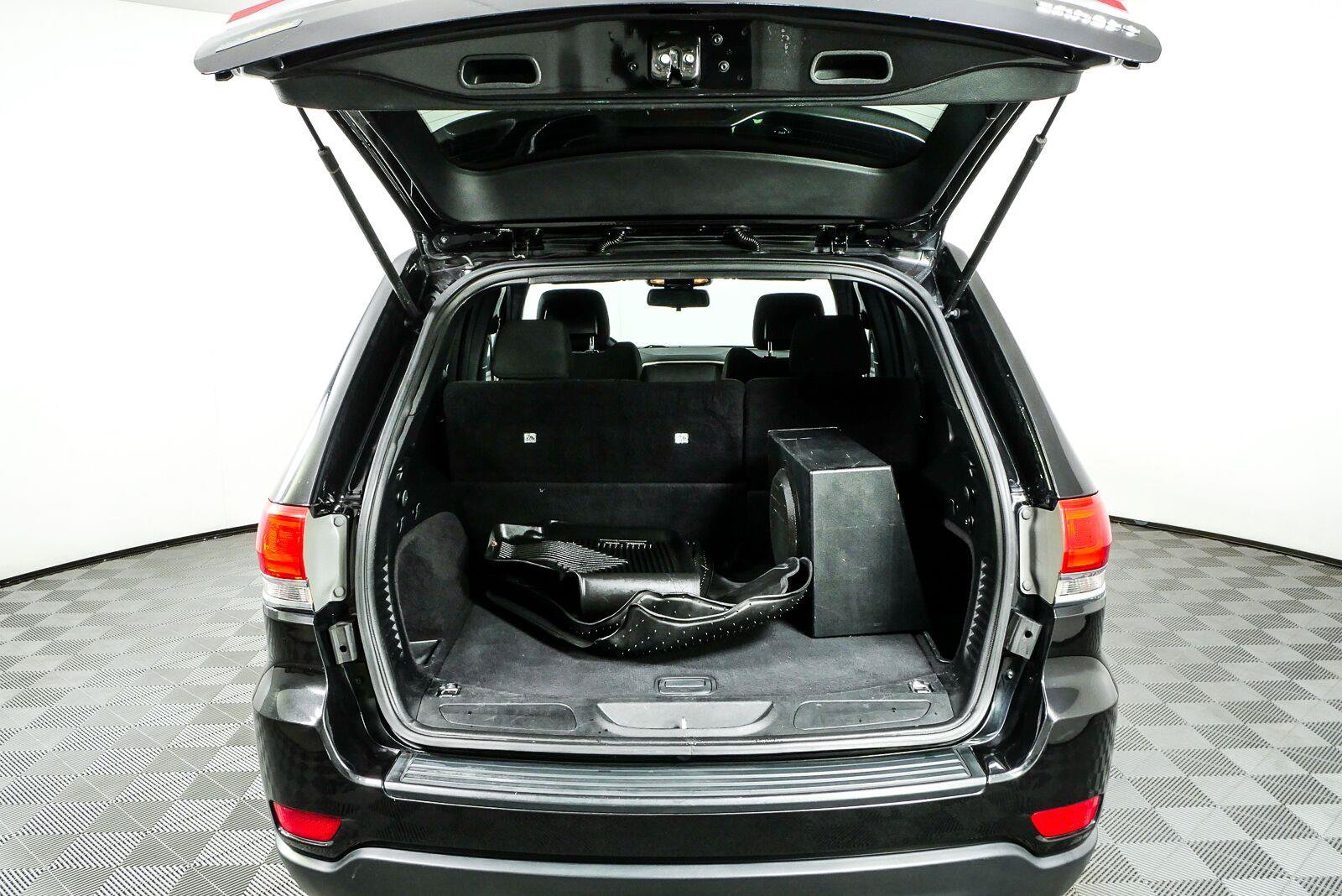 Used 2015 Jeep Grand Cherokee Laredo w/ Quick Order Package 23E RWD image 28