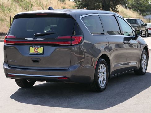 Used 2023 Chrysler Pacifica Touring-L FWD image 2