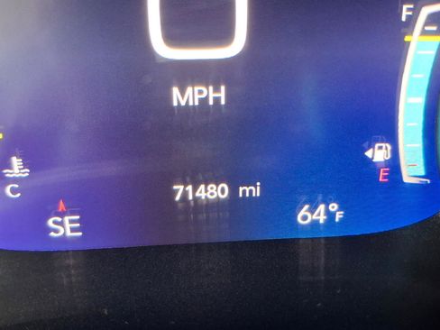 Used 2023 Chrysler Pacifica Touring-L FWD image 18
