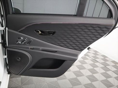 Used 2025 Bentley Flying Spur Plug-In Hybrid image 28