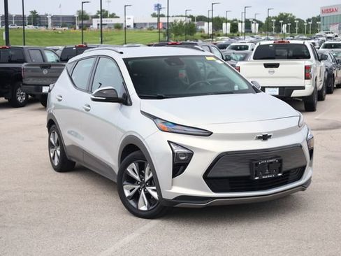 Used 2023 Chevrolet Bolt EUV LT w/ Convenience Package FWD image 2