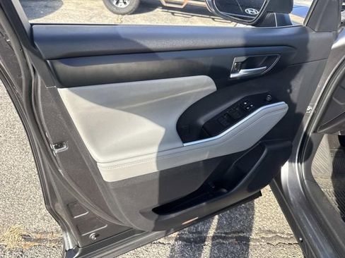 Used 2023 Toyota Highlander XLE image 20