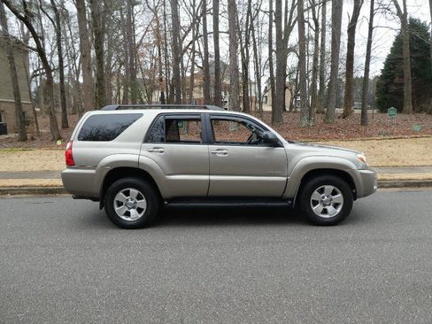 Used 2009 Toyota 4Runner SR5 image 2