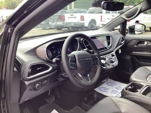 New 2027 Chrysler Pacifica Select FWD image 24