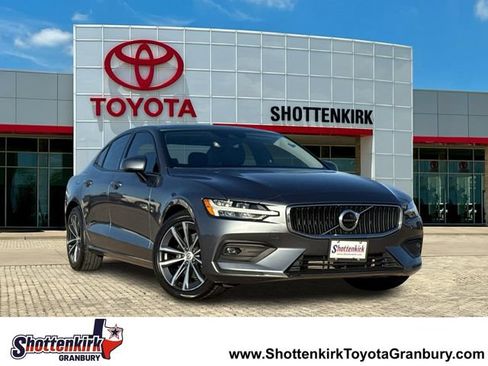 Used 2021 Volvo S60 T5 Momentum FWD image 1