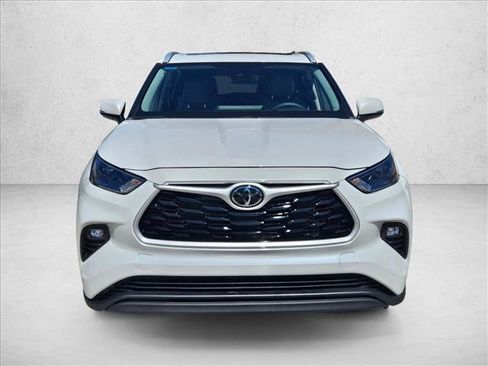 Used 2024 Toyota Highlander XLE image 2