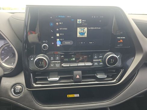 Used 2023 Toyota Highlander XLE image 18