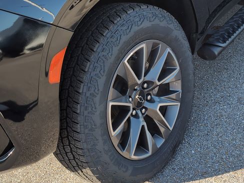 Used 2024 Chevrolet Tahoe Z71 w/ Luxury Package image 35