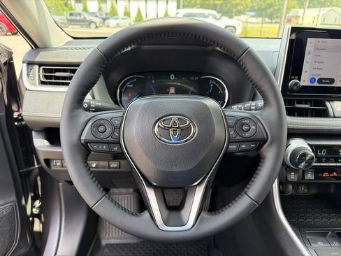 Used 2025 Toyota RAV4 XLE w/ Convenience Package AWD/4WD image 15