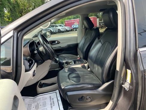 Used 2019 Chrysler Pacifica Touring-L FWD image 13
