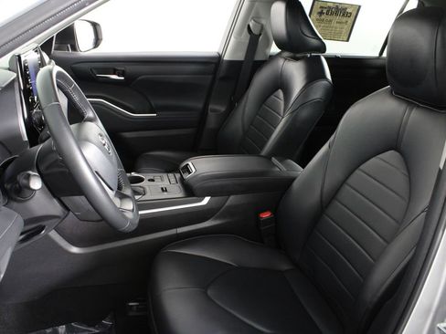 Used 2022 Toyota Highlander XLE image 19