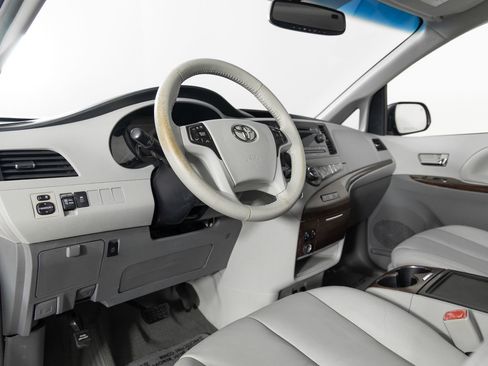 Used 2013 Toyota Sienna XLE image 14