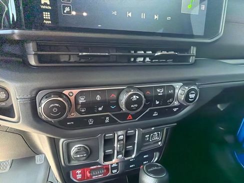 Used 2024 Jeep Gladiator Rubicon w/ Convenience Group AWD/4WD image 27
