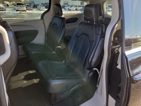 Used 2024 Chrysler Pacifica Touring-L image 16