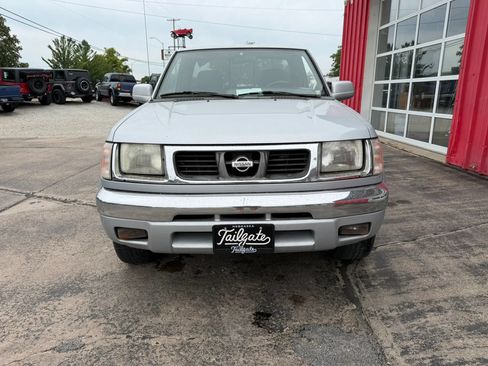 Used 2000 Nissan Frontier XE AWD/4WD image 3
