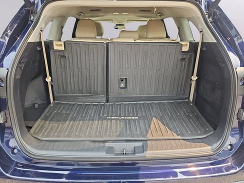 Used 2021 Toyota Highlander XLE AWD/4WD image 35