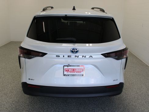 Used 2025 Toyota Sienna XLE FWD image 8