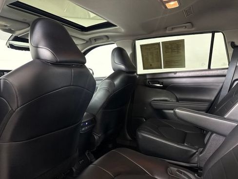 Used 2022 Toyota Highlander XLE AWD/4WD image 31