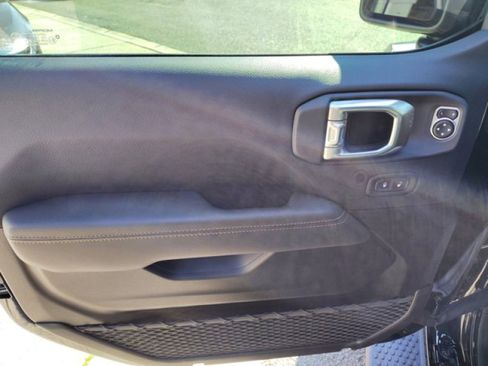 Used 2023 Jeep Wrangler Unlimited Sahara image 21