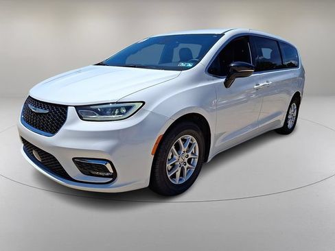 Used 2025 Chrysler Pacifica Select FWD image 5