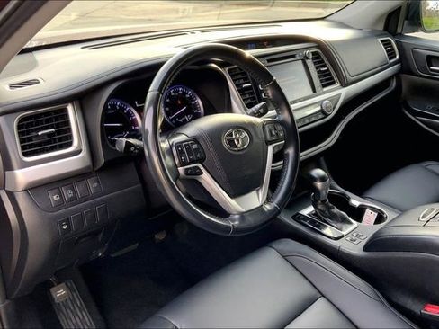 Used 2019 Toyota Highlander XLE image 14