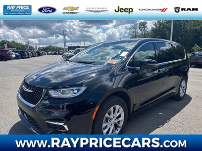 Used 2025 Chrysler Pacifica Select