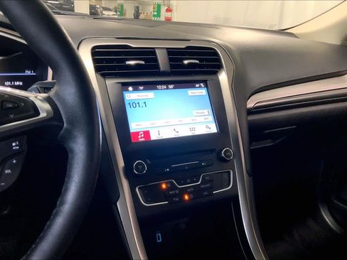 Used 2017 Ford Fusion SE w/ Equipment Group 201A image 6